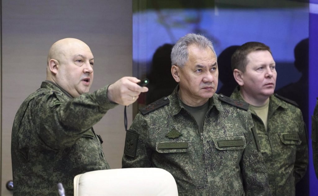 El Ministro de Defensa ruso, Sergei Shoigu, en el centro, con el Comandante del Grupo Conjunto de Fuerzas en la Zona de Operaciones Especiales, General del Ejército Sergei Surovikin. / Fuente: E.P.