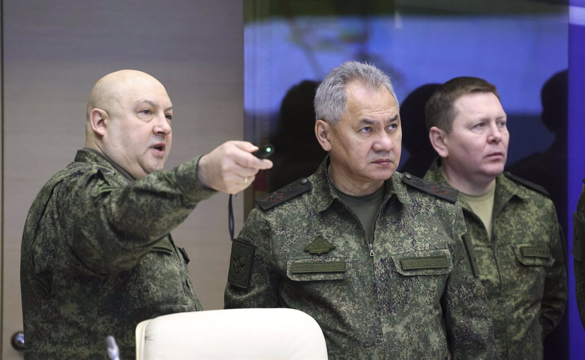 El Ministro de Defensa ruso, Sergei Shoigu, en el centro, con el Comandante del Grupo Conjunto de Fuerzas en la Zona de Operaciones Especiales, General del Ejército Sergei Surovikin. / Fuente: E.P.