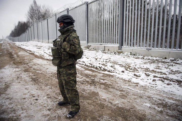 Guardia fronterizo custodiando el muro fronterizo que divide Polonia de Bielorrusia. / Fuente: E.P.