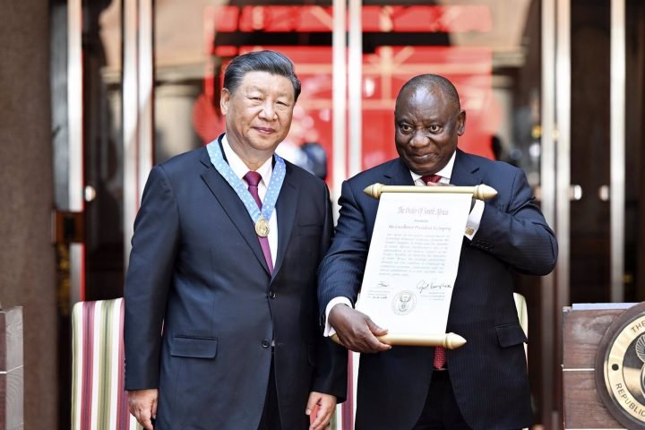 El Presidente chino Xi Jinping recibe la Orden de Sudáfrica, la más alta condecoración y el mayor honor que Sudáfrica otorga a un importante y amigable jefe. / Fuente: Europa Press
