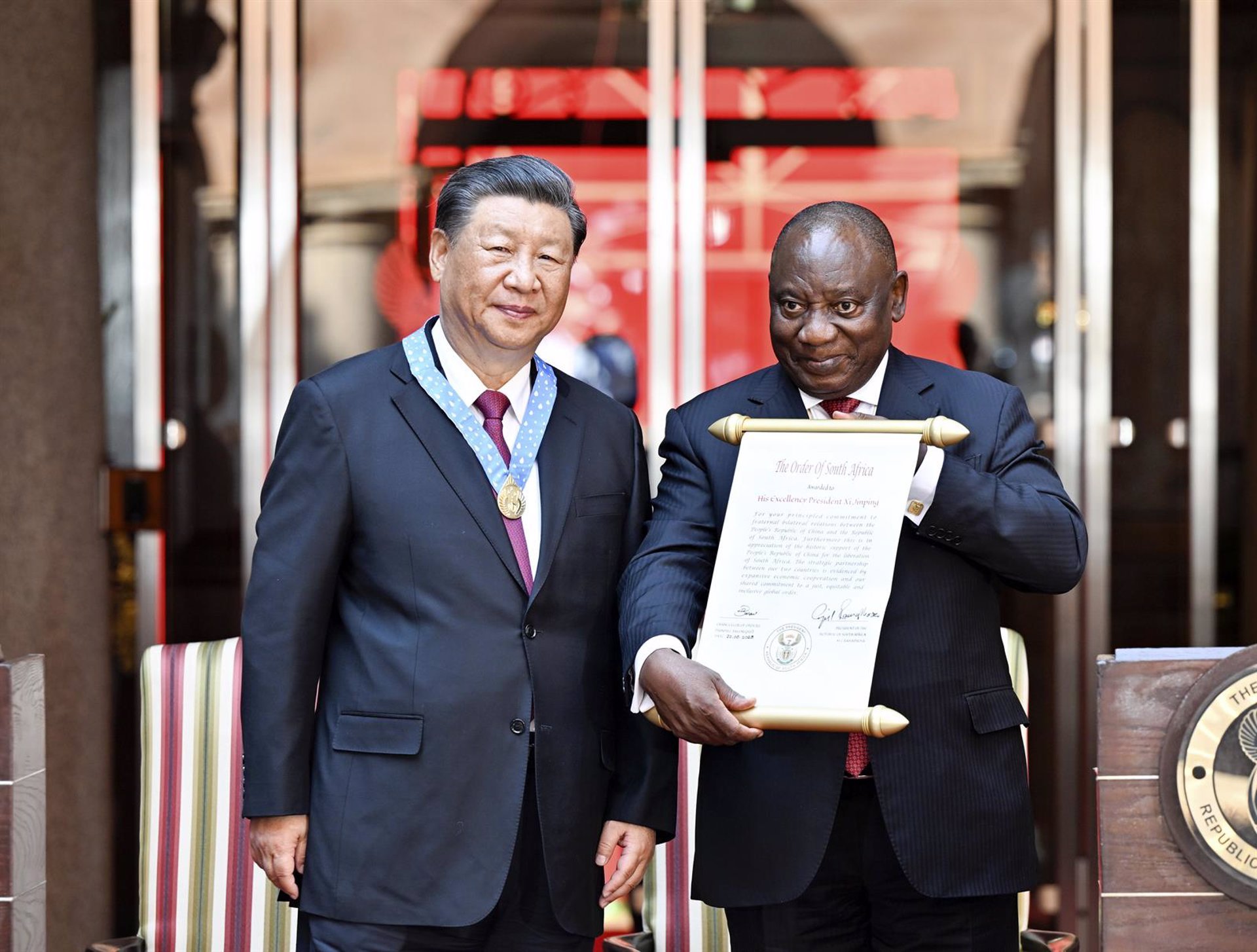 El Presidente chino Xi Jinping recibe la Orden de Sudáfrica, la más alta condecoración y el mayor honor que Sudáfrica otorga a un importante y amigable jefe. / Fuente: Europa Press