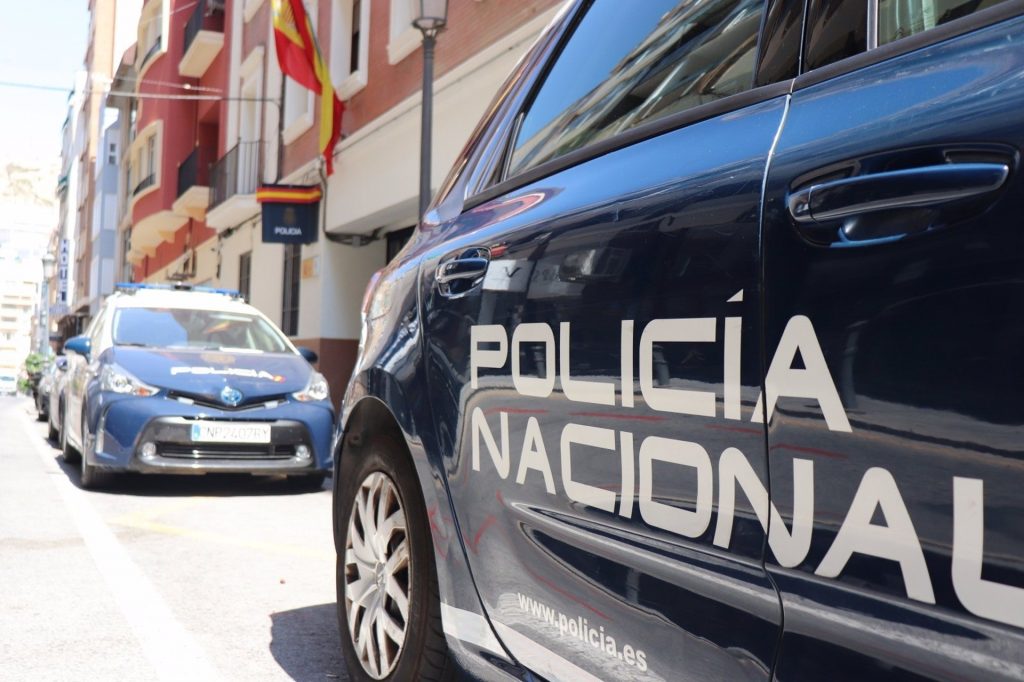 por policía para mantener relaciones sexuales