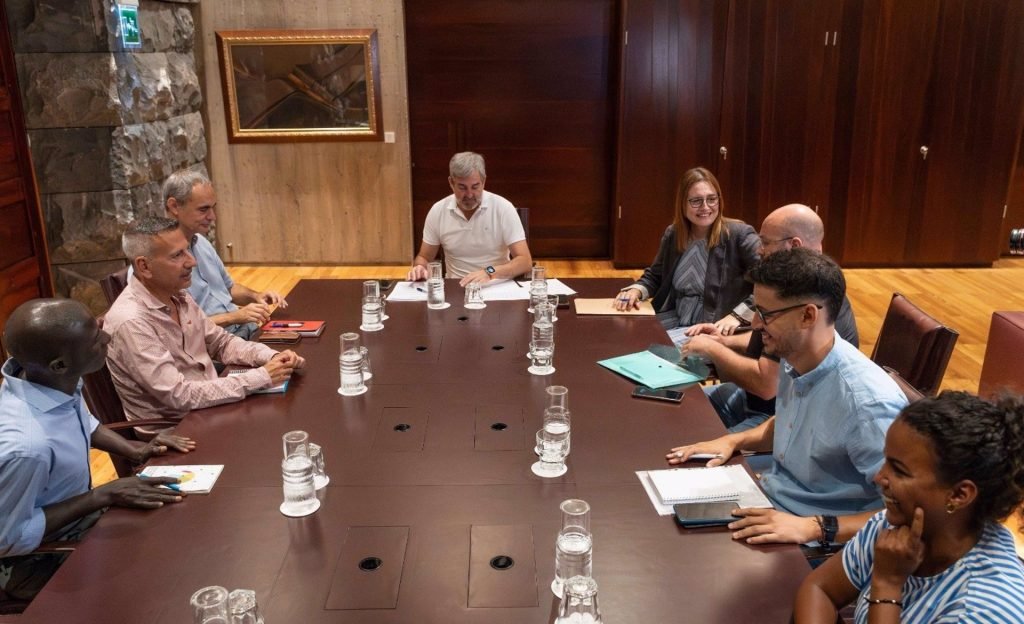 El presidente del Canarias, Fernando Clavijo, ha mantenido este jueves un encuentro con representantes de ONG de las islas