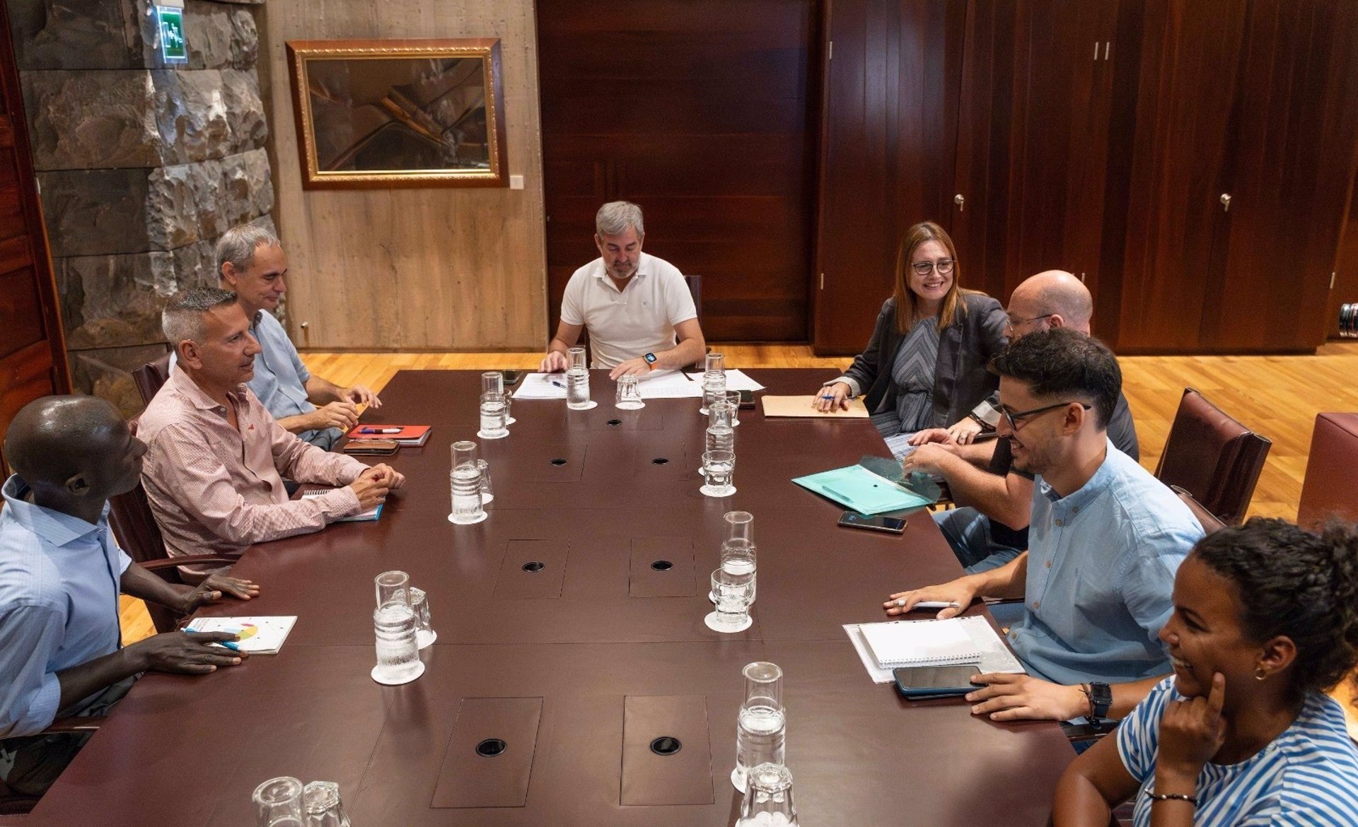 El presidente del Canarias, Fernando Clavijo, ha mantenido este jueves un encuentro con representantes de ONG de las islas
