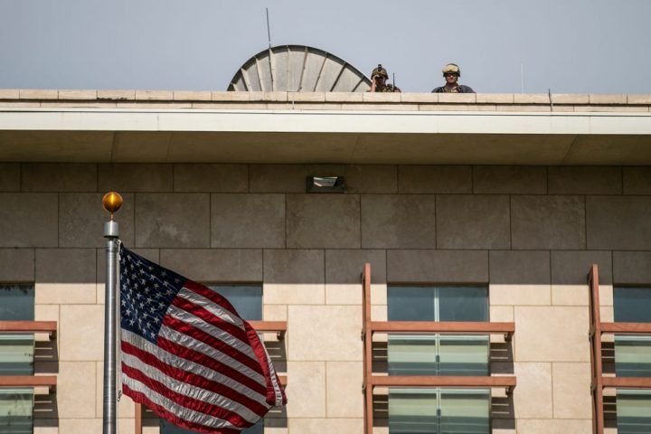 Todo el personal "está restringido a los recintos de la sede hasta nuevo aviso debido a los disparos en las inmediaciones de la embajada. / Fuente: Voz de América