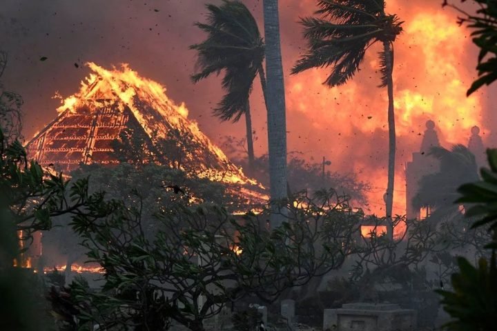 Vista de la destrucción de la ciudad de Lahania en Maui el jueves. La ciudad histórica de Lahaina ha sido devastada. / Fuente: EP