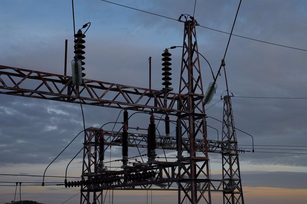 El precio promedio de la luz para los clientes de tarifa regulada vinculados al mercado mayorista caerá este viernes