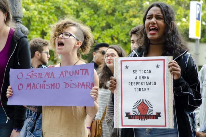 En mi adolescencia presencié que un vecino habitualmente borracho maltrataba a su mujer y sus hijas. Alguna vez se refugiaron en casa de mis padres.