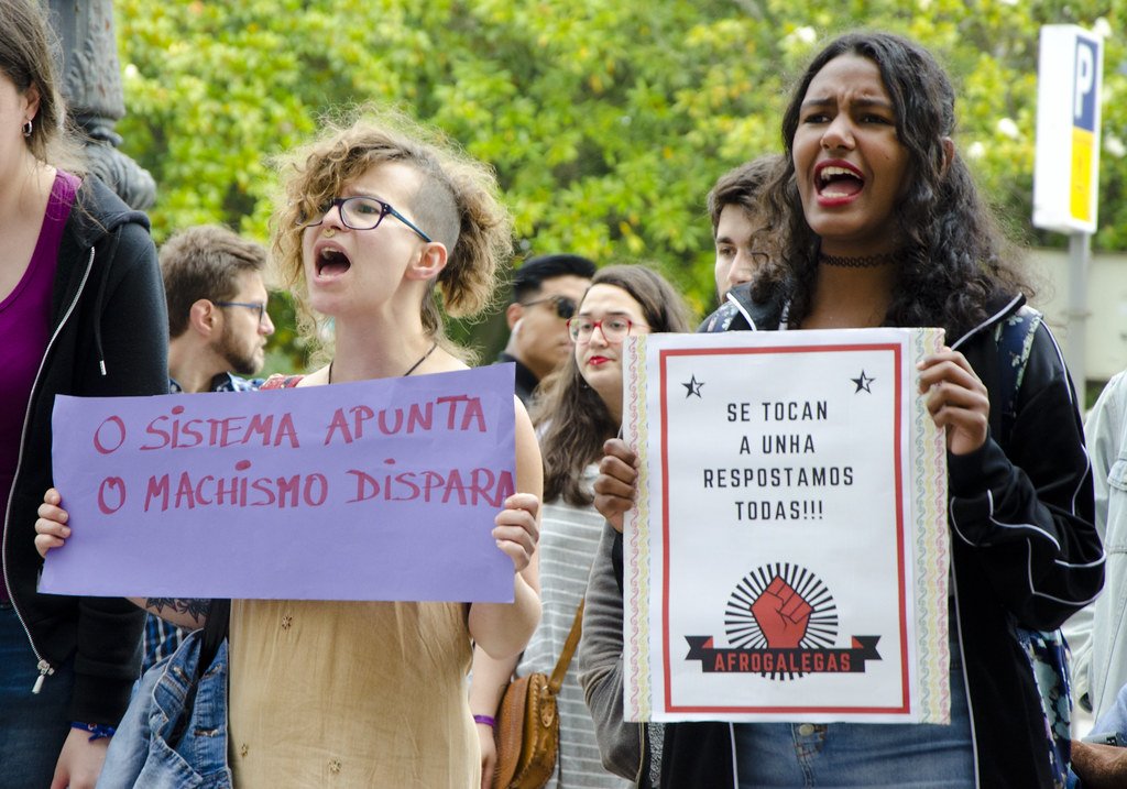 En mi adolescencia presencié que un vecino habitualmente borracho maltrataba a su mujer y sus hijas. Alguna vez se refugiaron en casa de mis padres.