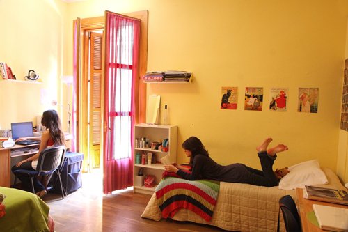 Madrid se destaca como un imán para aquellos que buscan habitaciones en pisos compartidos, atrayendo aproximadamente a una cuarta parte de los demandantes.