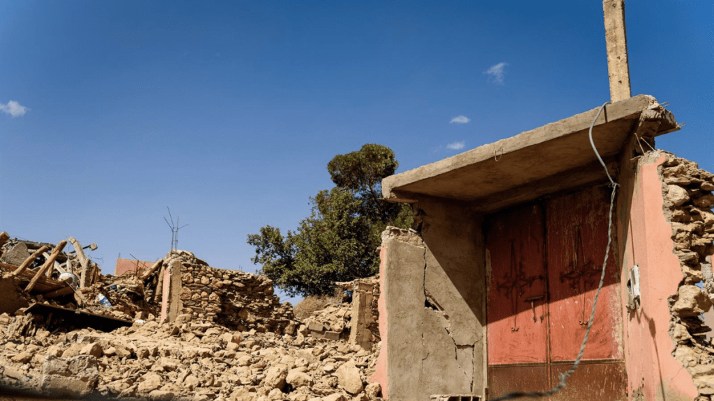 Daños materiales en la ciudad de Tafeghaghte a causa del terremoto de magnitud 6,8