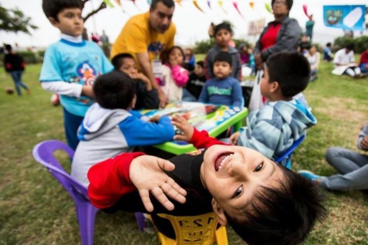 La brillante respuesta infantil distingue claramente entre lo natural y lo convencional; lo imprescindible y lo aleatorio.