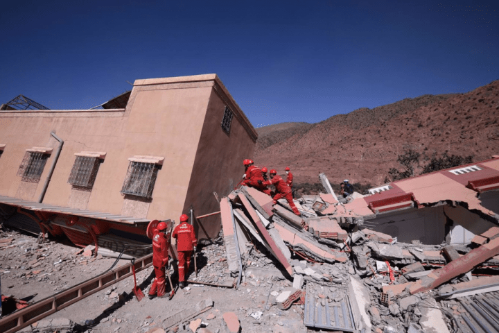 Obreros marroquíes trabajan en una casa afectada por el terremoto