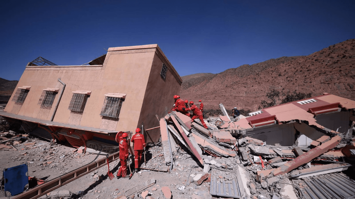Obreros marroquíes trabajan en una casa afectada por el terremoto