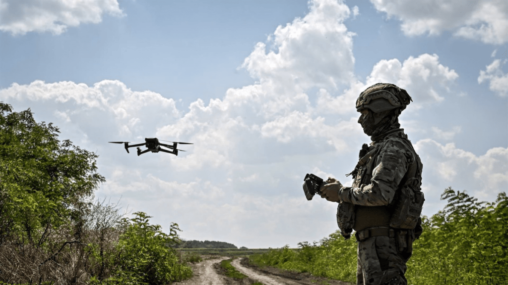 Un militar ucraniano operando un dron