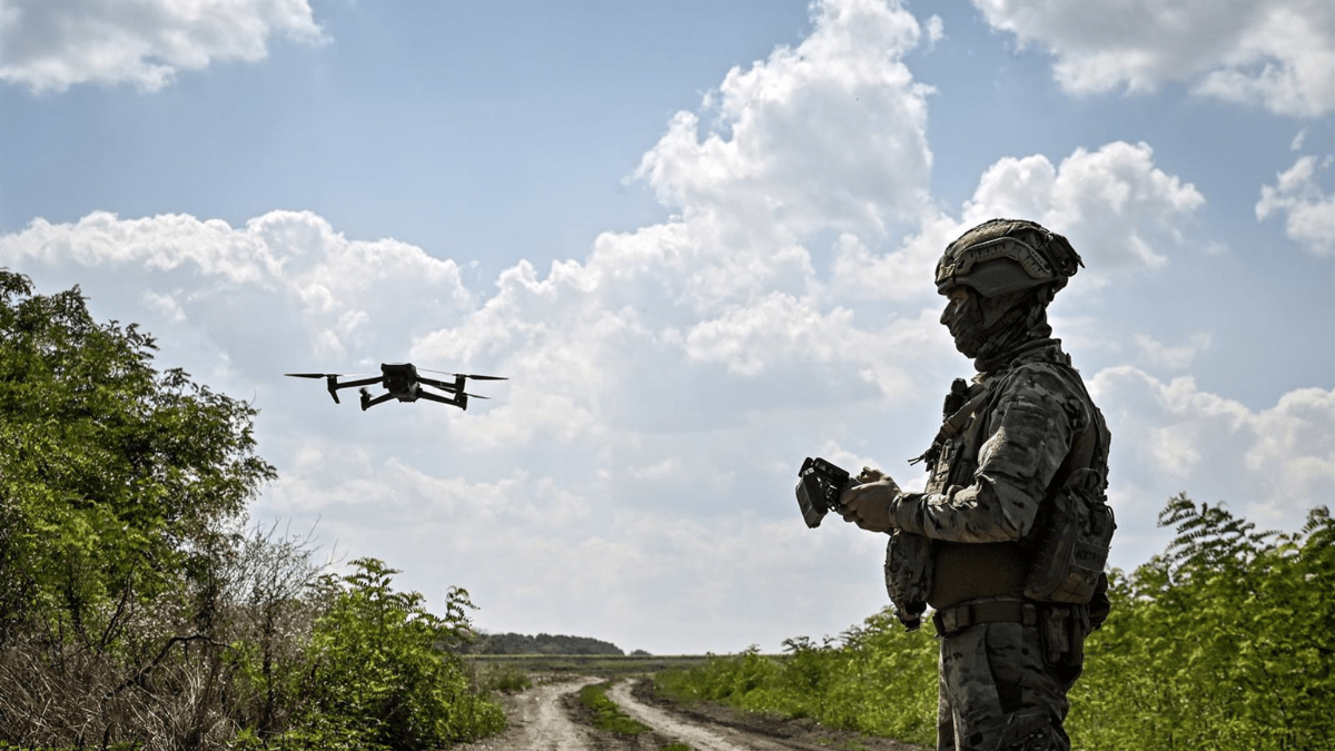 Un militar ucraniano operando un dron