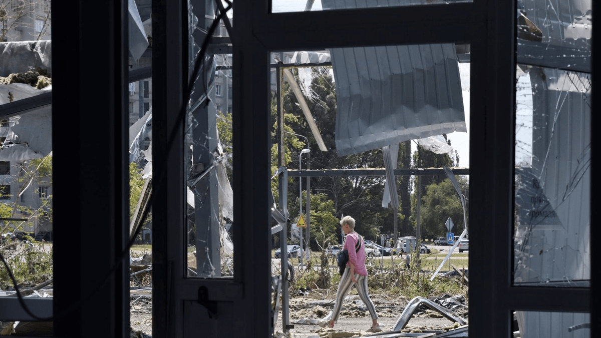 Una mujer camina cerca de un edificio dañado por un ataque del Ejército de Rusia contra Zaporiyia, en Ucrania.|Europa Press