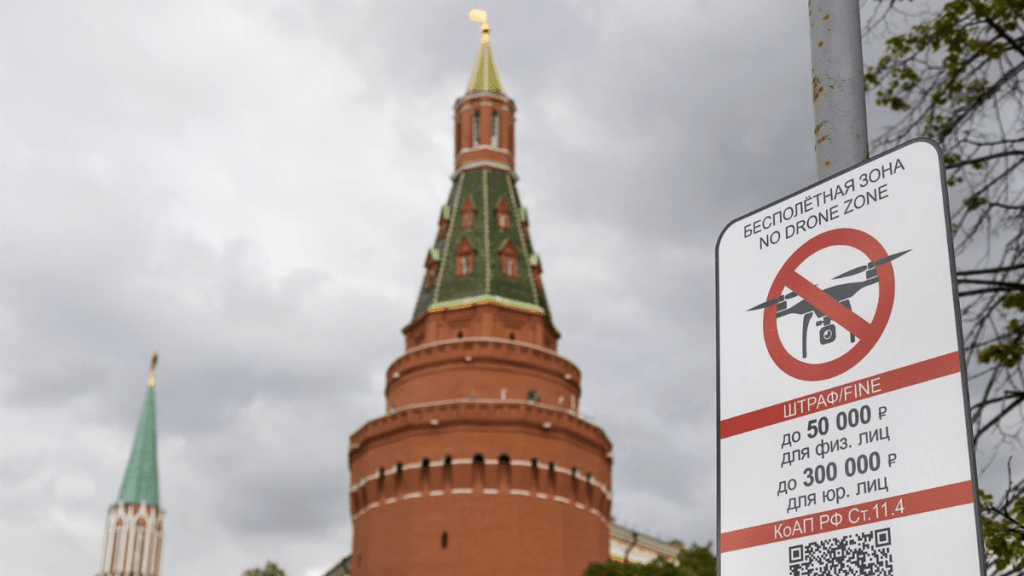 Una señal de Zona prohibida para drones cerca del Kremlin en Moscú, Rusia