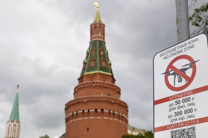 Una señal de Zona prohibida para drones cerca del Kremlin en Moscú, Rusia