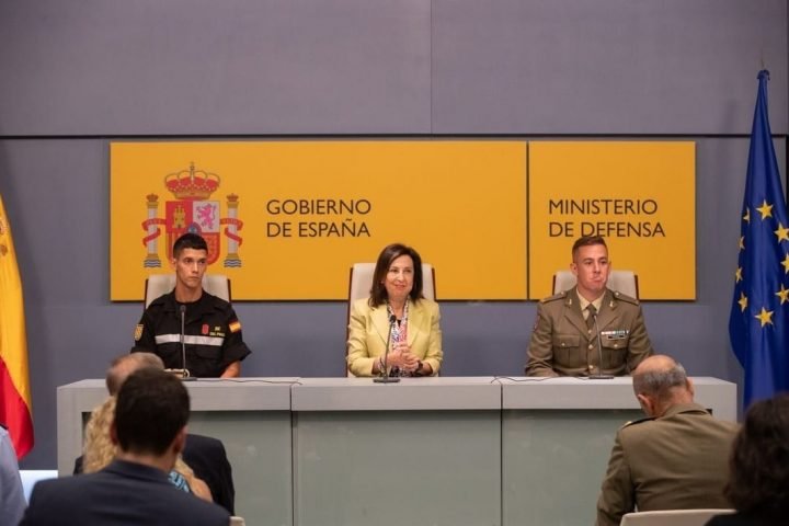 Margarita Robles Fernández, la ministra en funciones del Ministerio de Defensa español, resalta las acciones del cabo 1º Pozueco del Ejercito de Tierra.