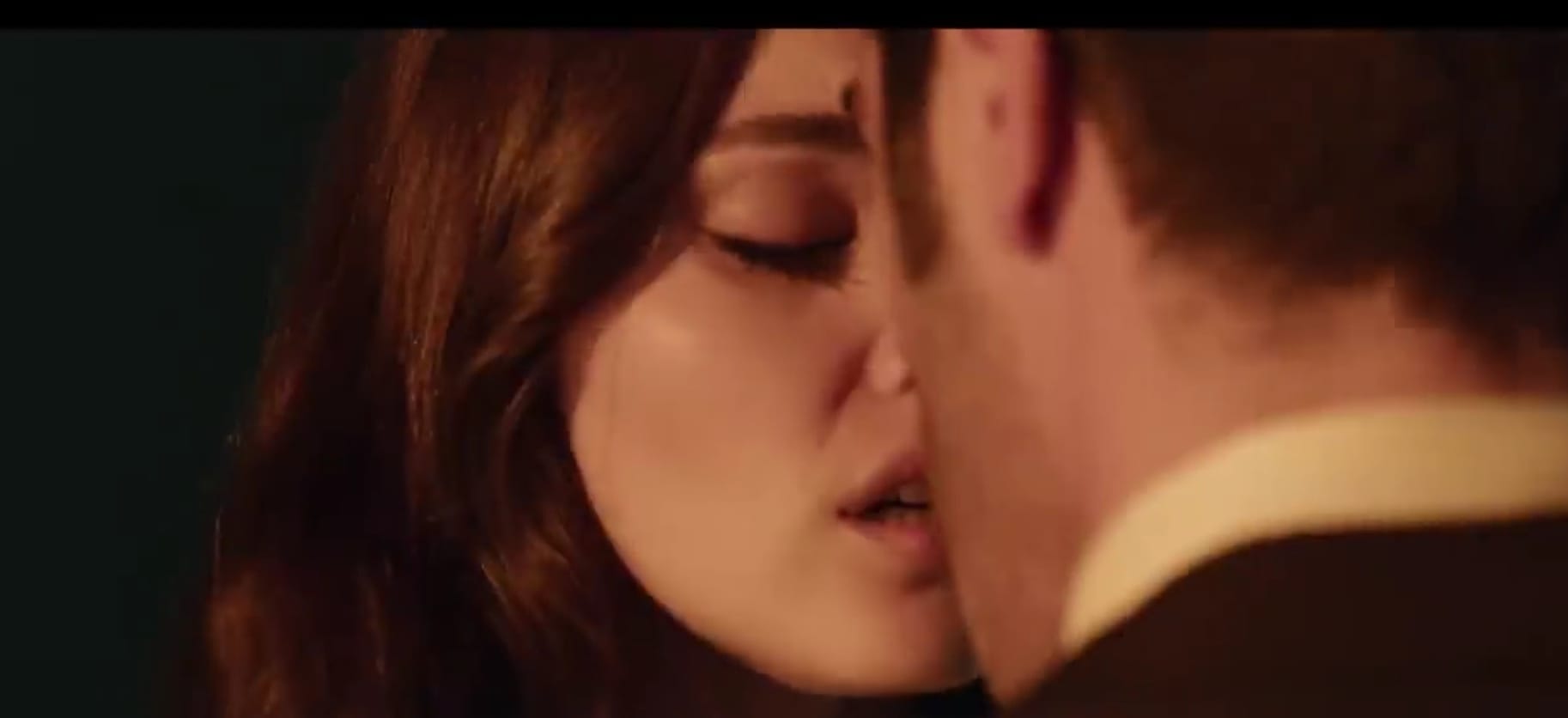 Hande Erçel y Burak Deniz interpretan de maravilla a Leyla y Kenan, esto lo dejan demostrado con un beso que le corta la respiración a cualquiera