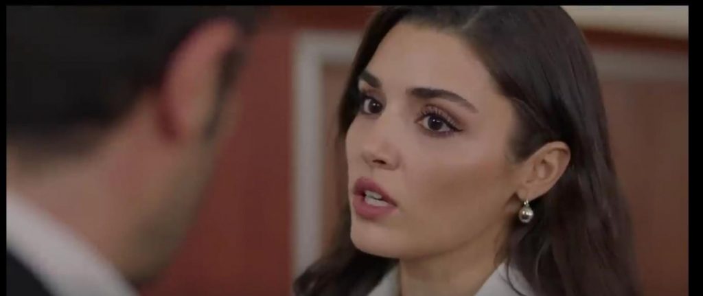 Hande Erçel muestra una parte de Leyla que no habíamos conocido hasta ahora. Se enoja por el comportamiento que está teniendo Kenan. Esto lleva a que Leyla se muestre confundida en algunas escenas.