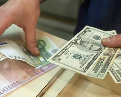 La cotización del euro frente al dólar ha experimentado un descenso del 0,67% este miércoles, situando el cambio en 1,0499 dólares.