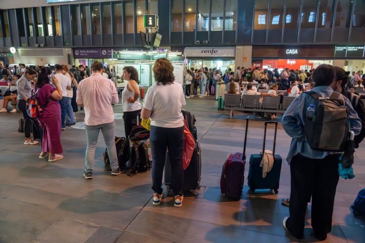 La empresa de transporte de la Renfe ha anunciado que la mañana de este martes, a las 10:30 horas, la circulación de la línea de Alta Velocidad Madrid-Andalucía vuelve a ofrecer sus servicios de manera normal.