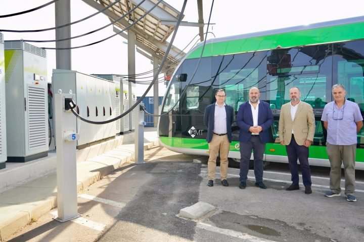 La línea 10 de la Empresa Municipal de Transportes de Palma (EMT) marca un hito importante al convertirse en la primera en operar con una flota completamente electrificada entre Sindicat y Son Castelló.