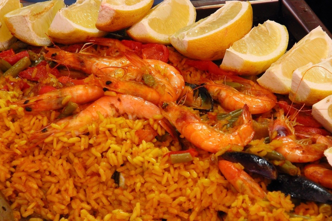 Cómo preparar una paella. Si todavía no sabes qué cocinar hoy, aquí te dejamos esta deliciosa receta paellera para disfrutar en familia.