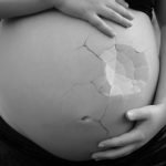 La Federación propone centrarse en la educación sexual de las mujeres jóvenes y otros grupos vulnerables como medida para prevenir embarazos no deseados.