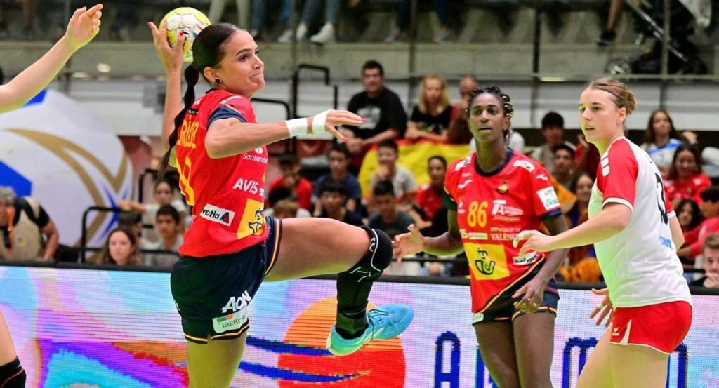 La selección española femenina de balonmano avanzó un paso hacia el Europeo