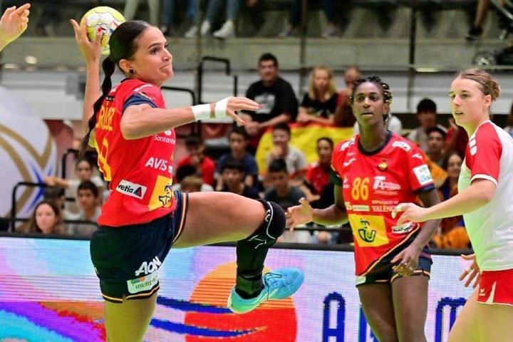 La selección española femenina de balonmano avanzó un paso hacia el Europeo
