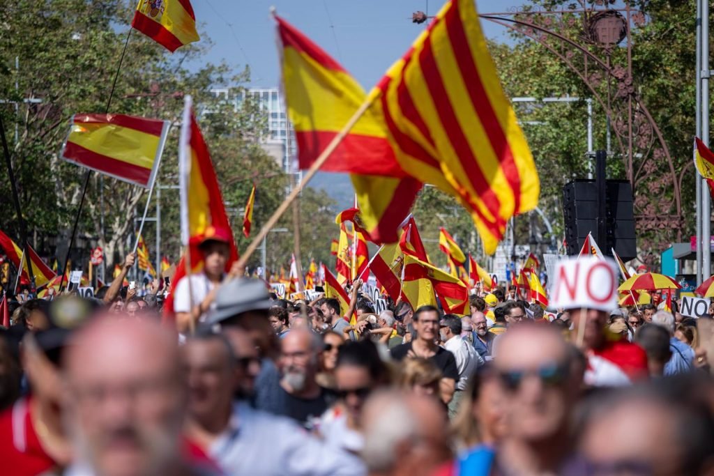 Miles de personas protestan en Barcelona durante una manifestación contra la amnistía. /EUROPA PRESS