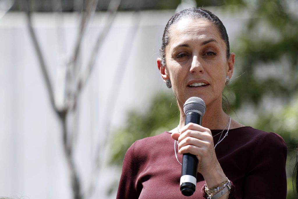 La líder política, Claudia Sheinbaum, manifiesta su compromiso de buscar la mayoría en el Congreso en las próximas elecciones de México.