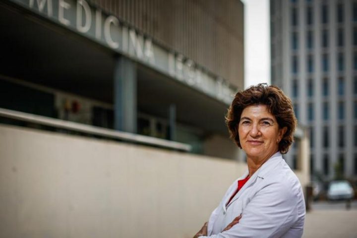 Elisa Cabrerizo, en el Instituto de Medicina Legal y Ciencias Forenses de Granada. / R. L. P.