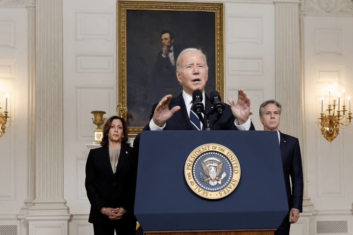 El presidente Biden, acompañado por la vicepresidenta Kamala Harris y el secretario de Estado Antony Blinken