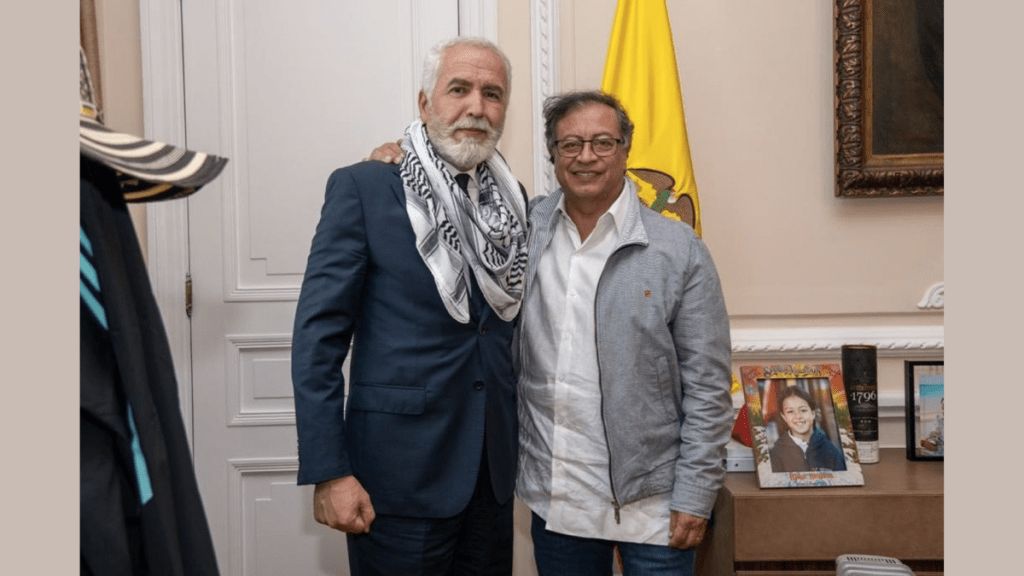 El presidente de Colombia, Gustavo Petro, recibe al embajador de Palestina, Raouf Almalki