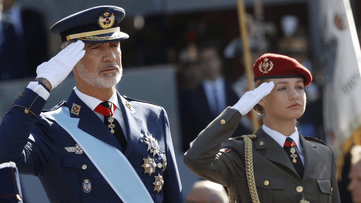 El rey Felipe VI y la princesa leonor rinden homenaje en el desfile del 12 de octubre