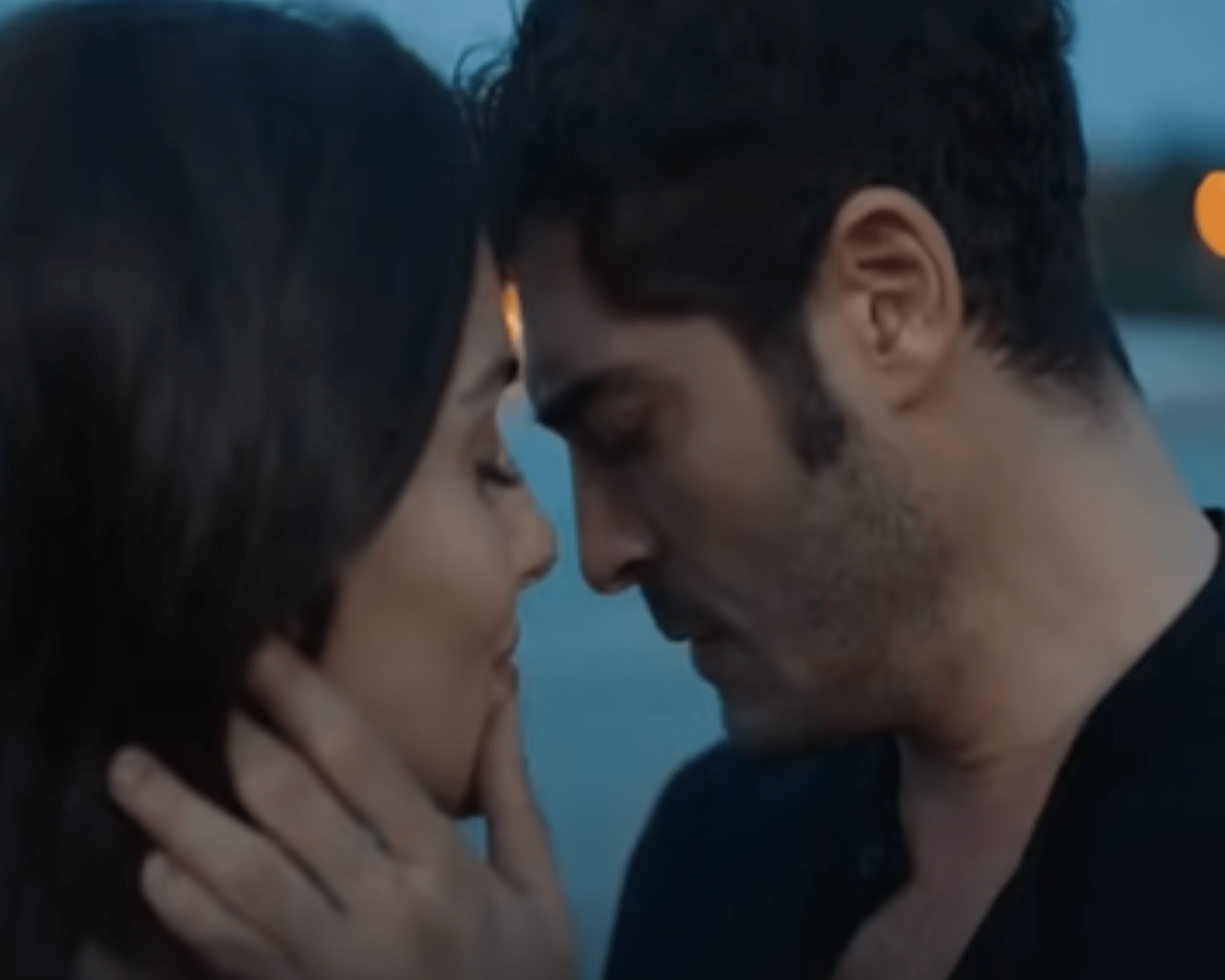 Hande Erçel, en la interpretación del personaje de Leyla, tiene que decidir entre el amor y el deber. El quinto episodio viene cargado de intriga y descubrimientos.