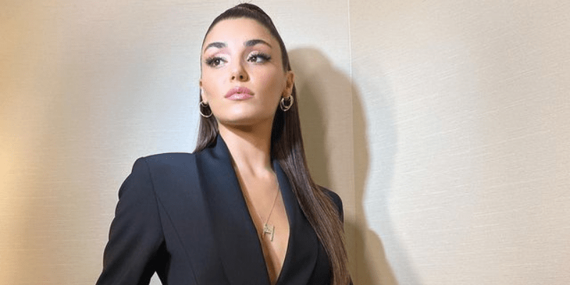 La talentosa actriz turca Hande Erçel, conocida por su papel en la exitosa serie Love is in the air junto a Kerem Bürsin.