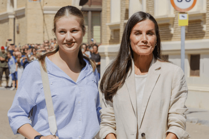 La princesa Leonor junto a su madre la reina Letizia