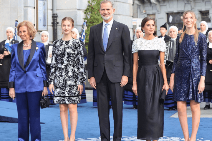 Los Reyes Felipe VI y Doña Letizia acompañada de sus hijas la Princesa Leonor y la Infanta Sofía, junto a la Reina Doña Sofía en los Premios Princesa de Asturias 2022