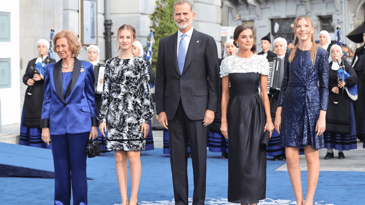 Los Reyes Felipe VI y Doña Letizia acompañada de sus hijas la Princesa Leonor y la Infanta Sofía, junto a la Reina Doña Sofía en los Premios Princesa de Asturias 2022