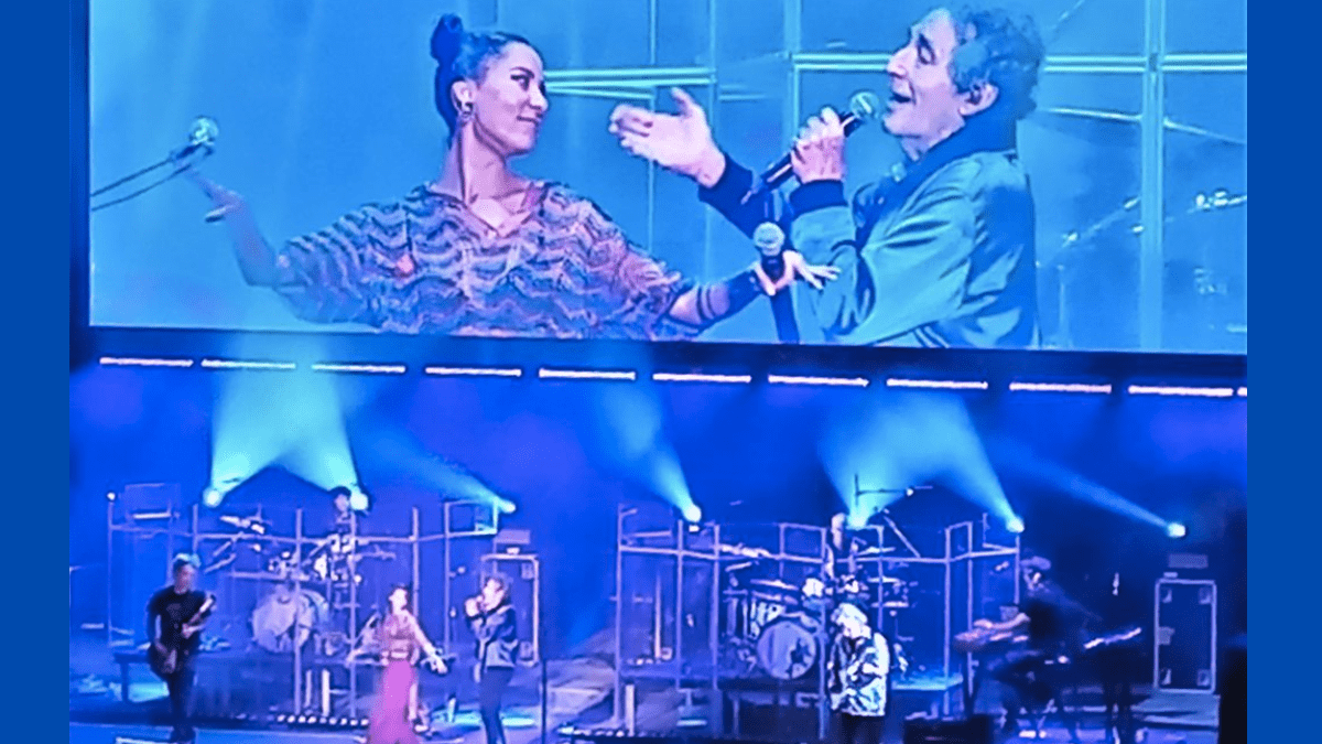 Miguel Ríos, junto a Carmencita Calavera durante el concierto en la gira de Rock & Ríos, anoche en Granada. /C. SASTRE