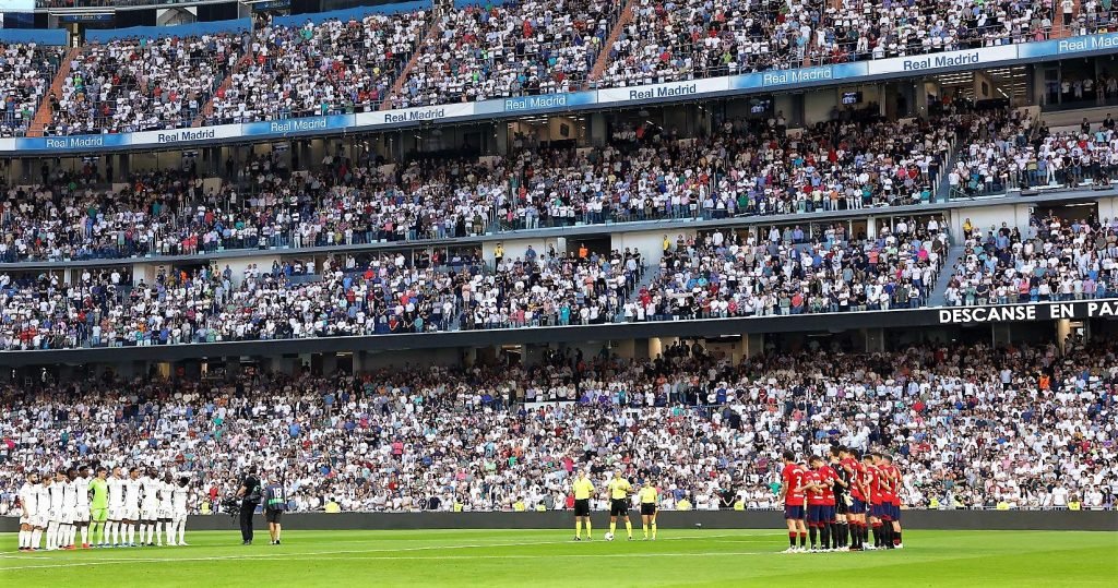 Minuto silencio en el estadio Santiago Bernabéu. /EP