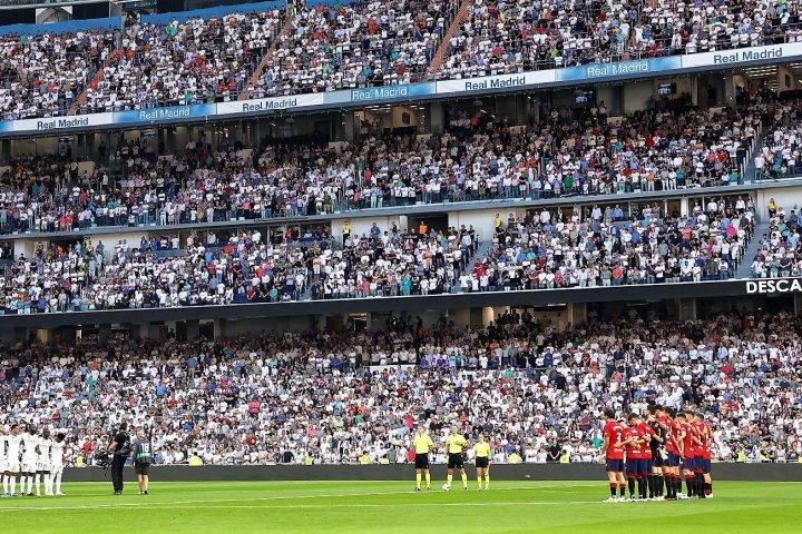 Minuto silencio en el estadio Santiago Bernabéu. /EP