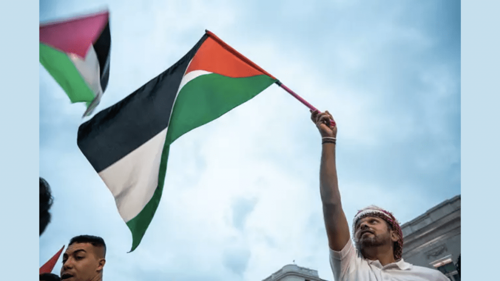 Un hombre con una bandera de Palestina durante una manifestación en apoyo al pueblo palestino