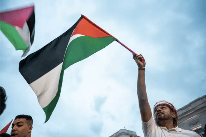 Un hombre con una bandera de Palestina durante una manifestación en apoyo al pueblo palestino