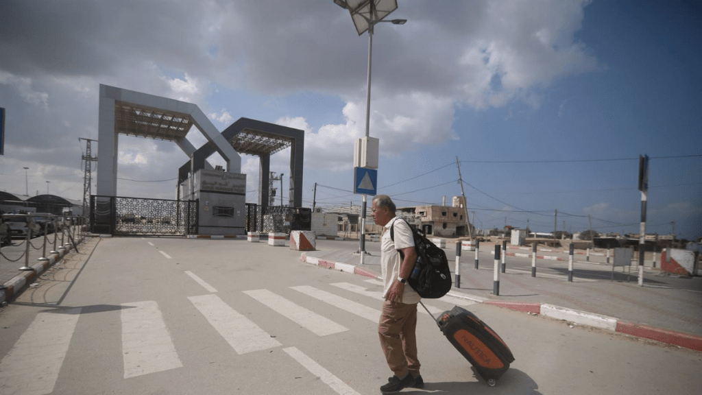 Un hombre junto al paso de Rafá, situado en el sur de la Franja de Gaza y en la frontera con Egipto